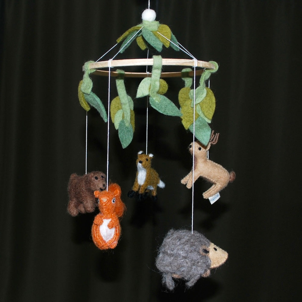 Gamcha Babymobil med skogsdjur och löv